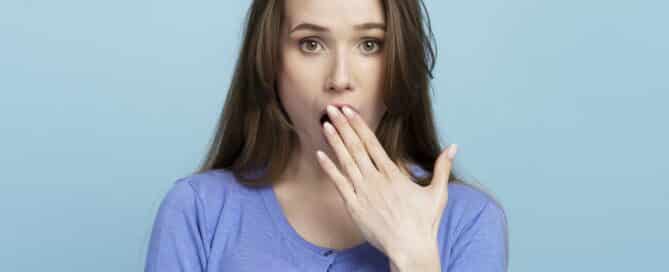 mal aliento persistente